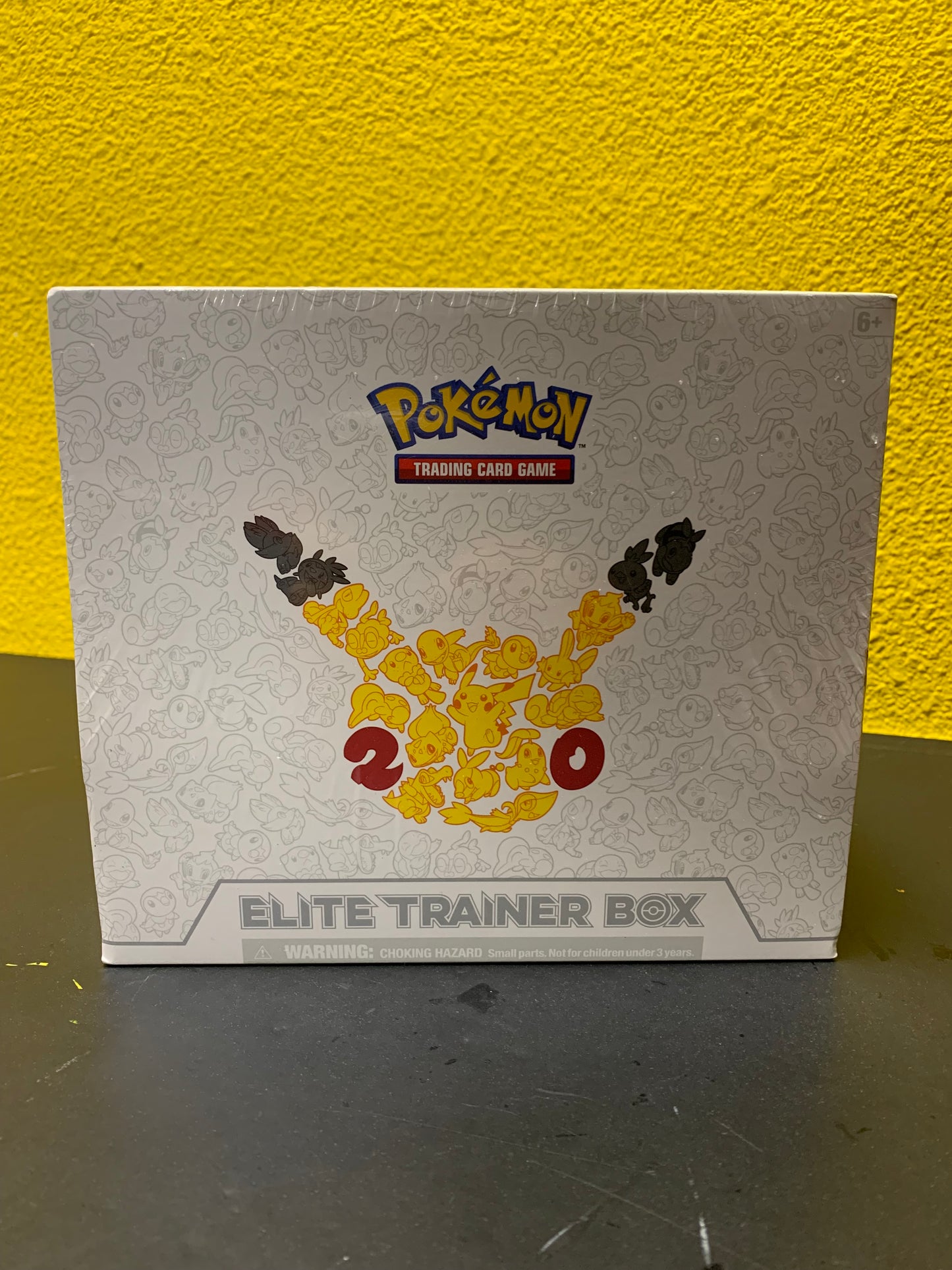 20Th Anniversary Generations Elite Trainer Box - Pokémon (SEAL BESCHADIGD KIJK BESCHRIJVING)