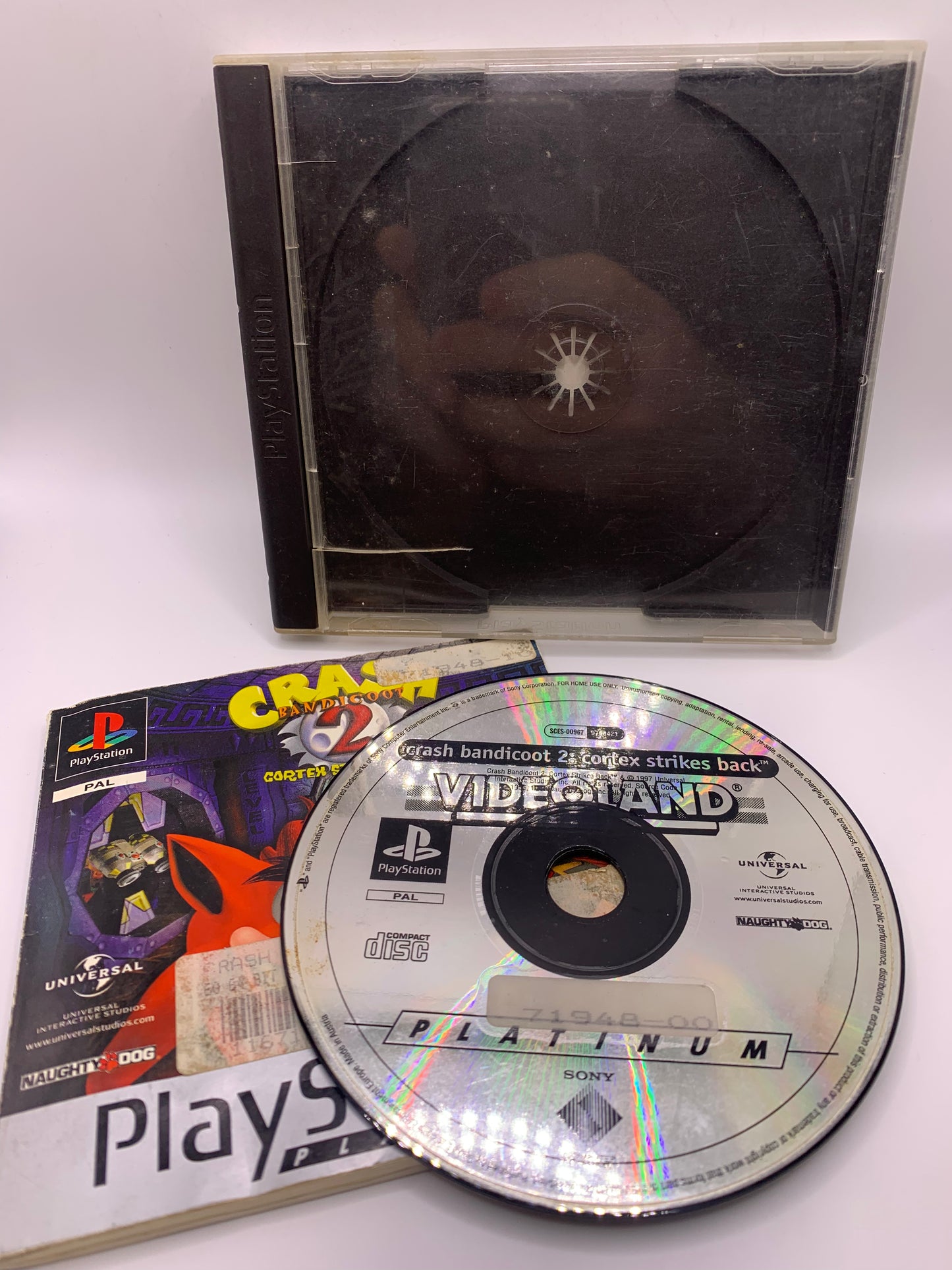 Crash Bandicoot 2: Cortex Strikes Back (Platinum, case zeer gebruikt, geen cover) – PlayStation