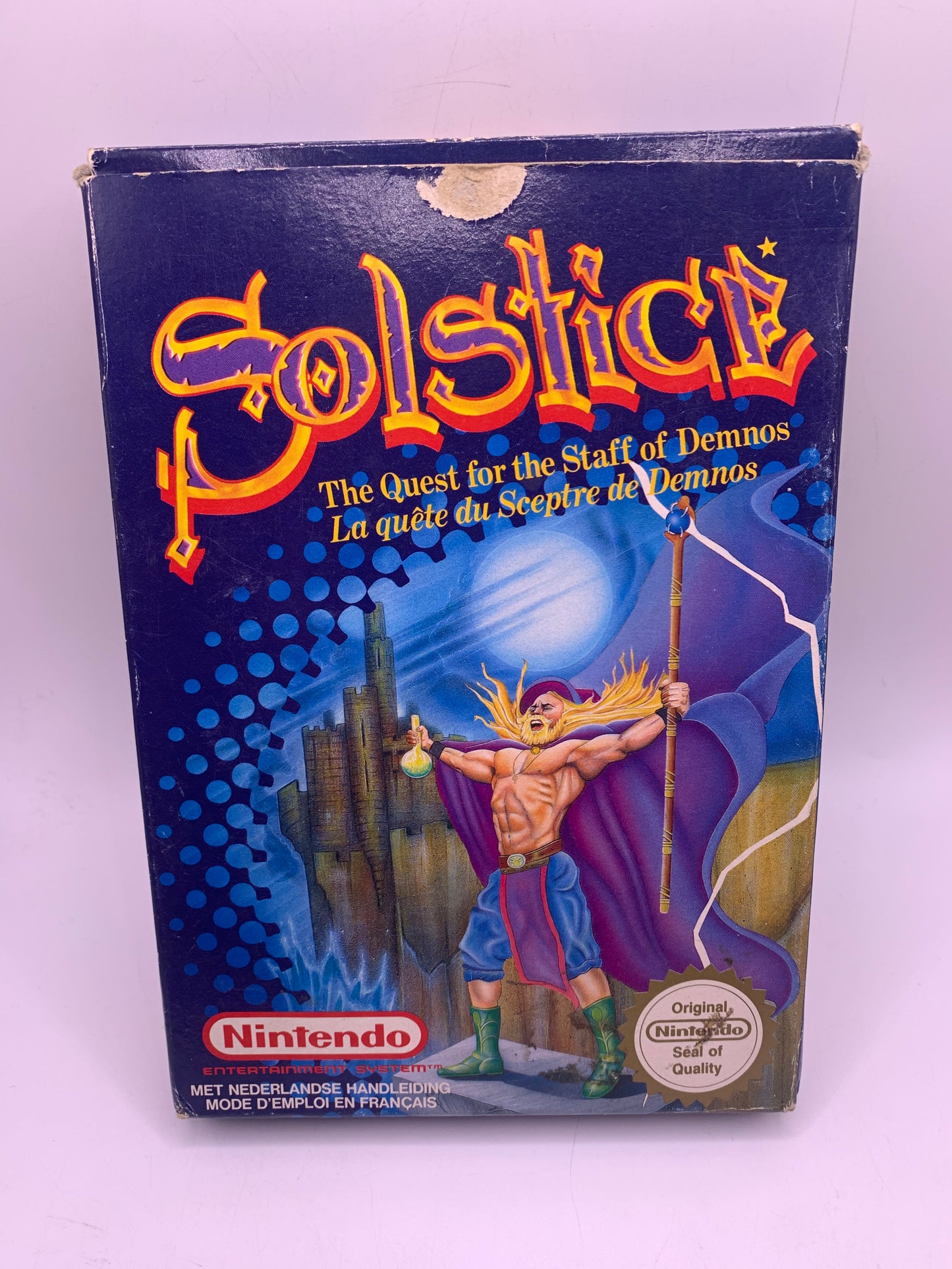 Solstice: The Quest for the Staff of Demnos (Boxed, geen handleiding, sticker) - NES