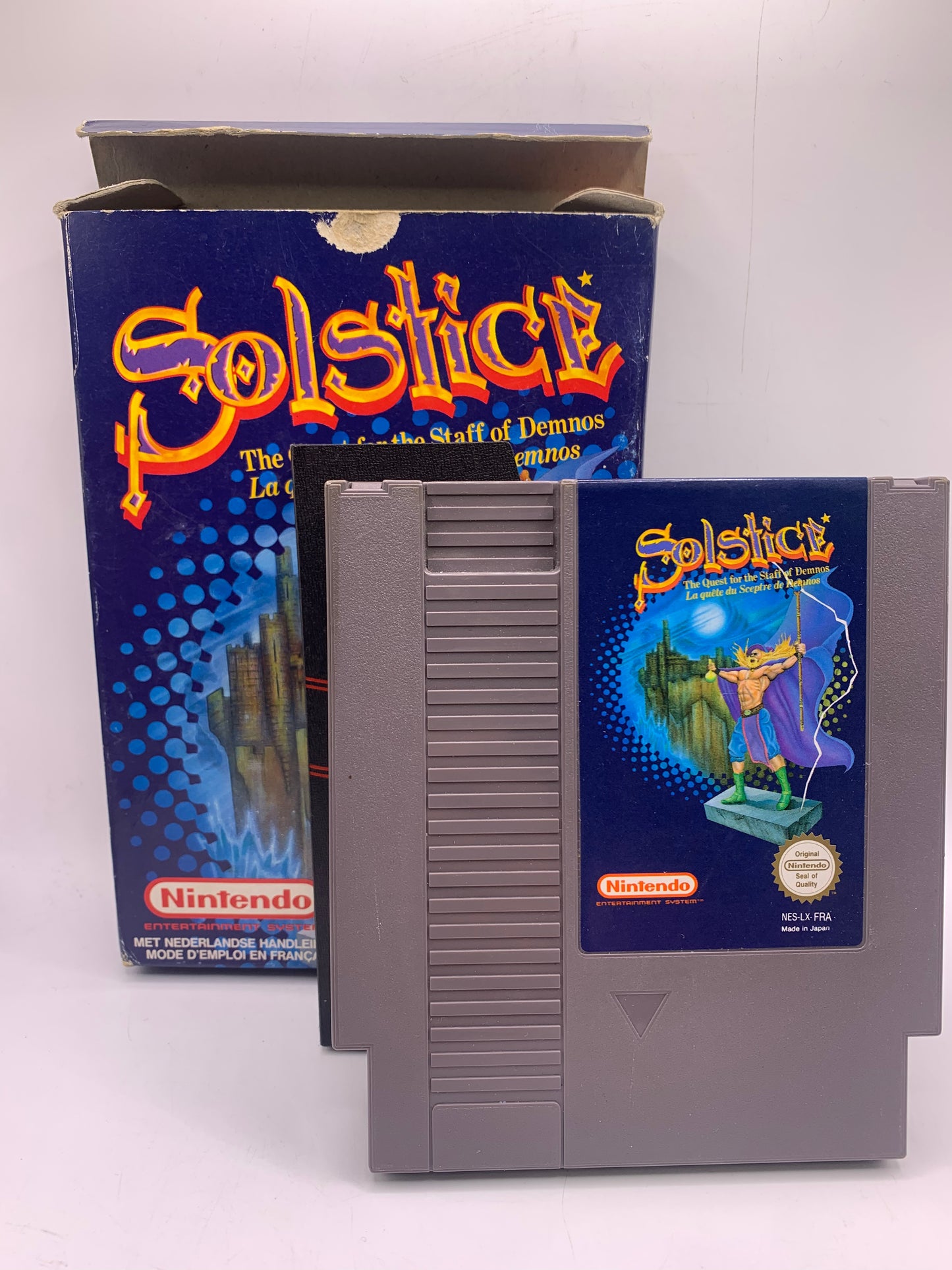 Solstice: The Quest for the Staff of Demnos (Boxed, geen handleiding, sticker) - NES